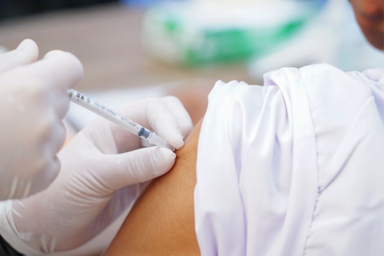 bị mèo cào chảy máu có cần tiêm phòng không
